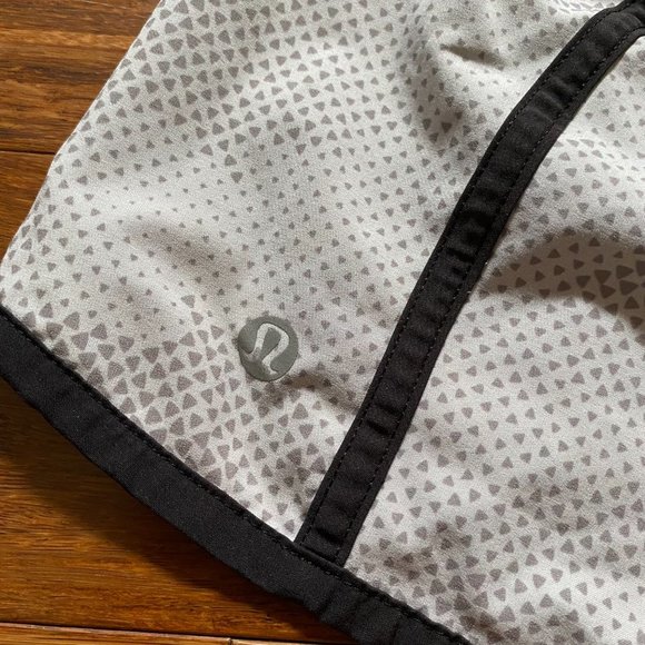 Lululemon Womens Tracker Short III 4 Way Stretch Running Workout Size 8 - Picture 4 of 5